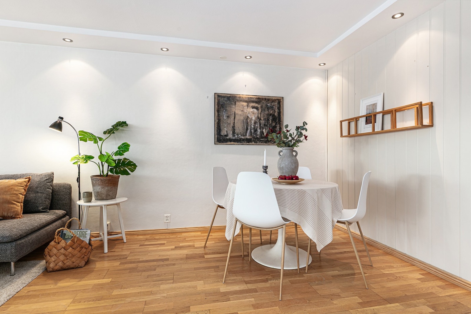 Spisestuen her direkte inngang til kjøkken Galleribilde