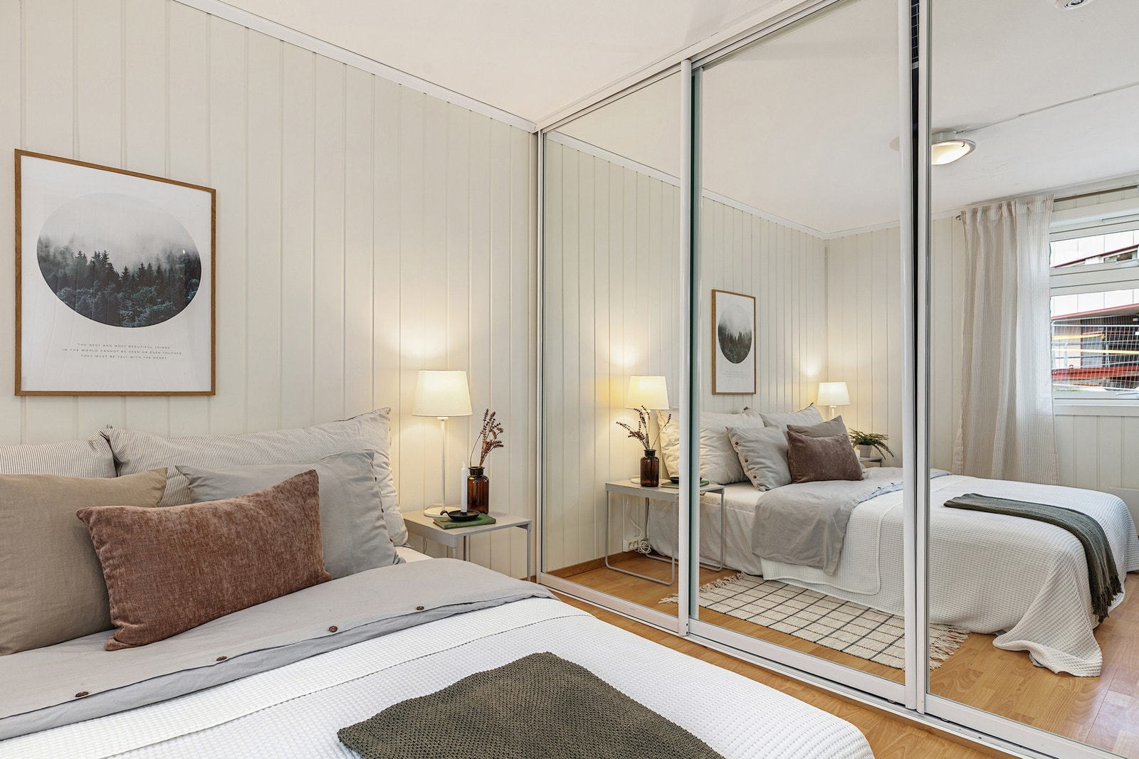 Romslig skyvedørsgarderobe med speil i hovedsoverom. Galleribilde