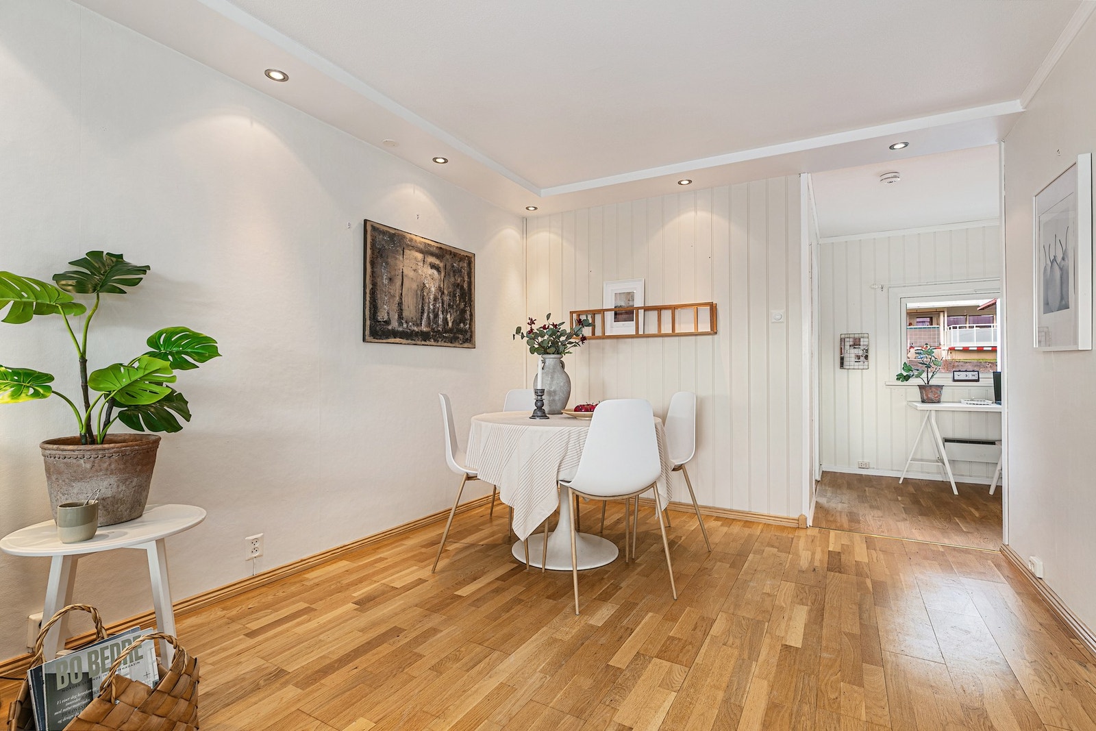 I stuen er det god plass til spisebord Galleribilde