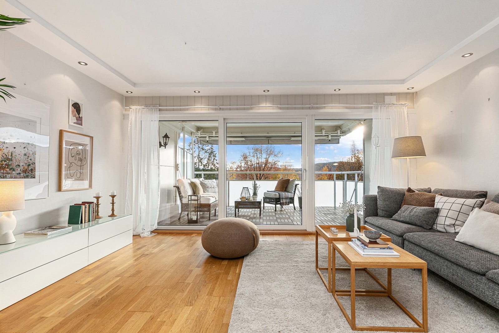 Stuen sett fra spisestuen Galleribilde