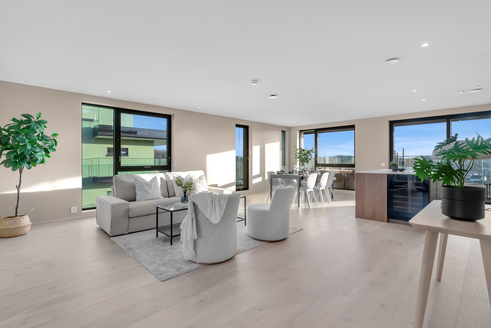 Stor stue med åpen kjøkkenløsning Galleribilde