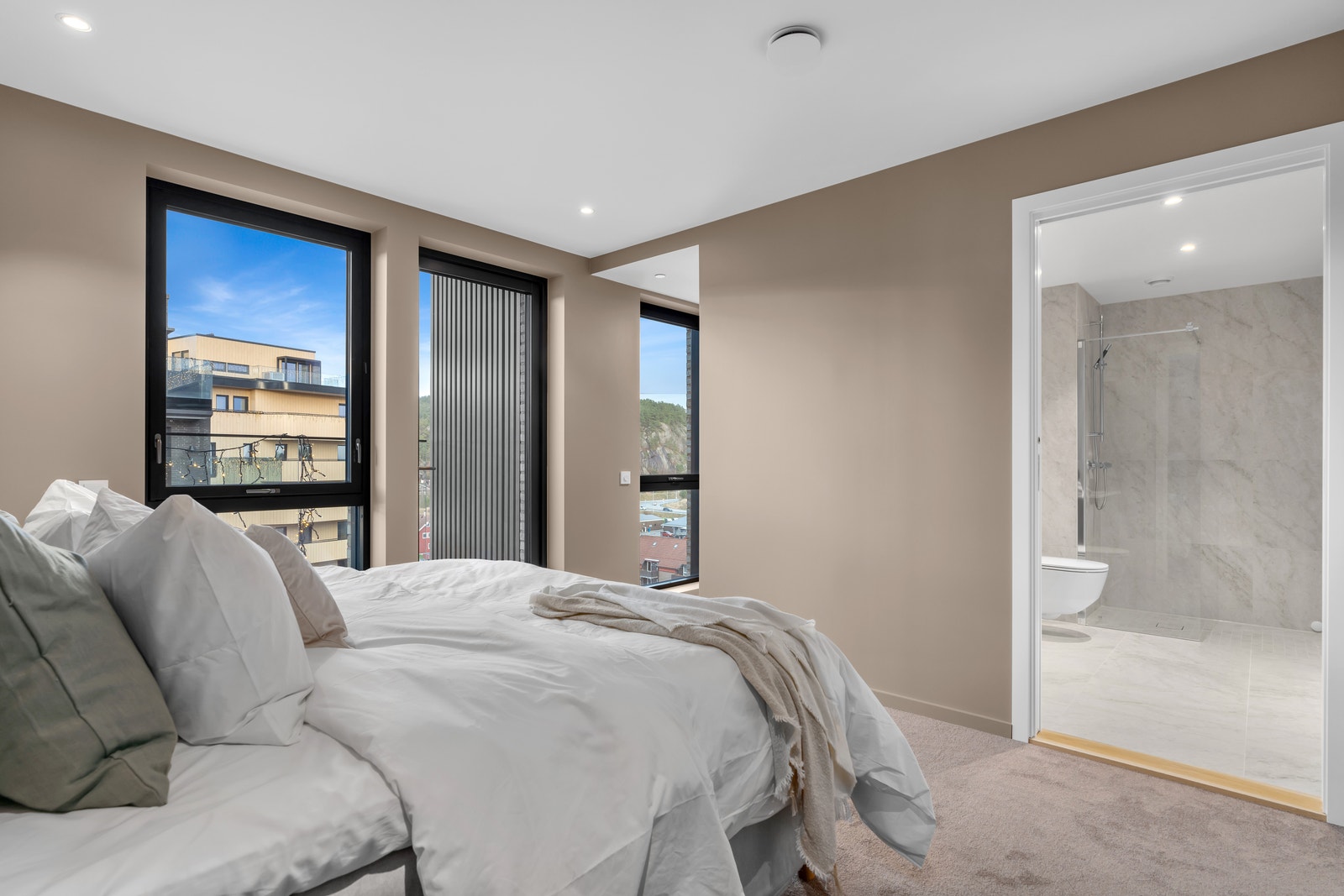 Til venstre i rommet er det et eget område for klær. Rommet har også tilhørende bad og god plass til oppbevaring. Galleribilde