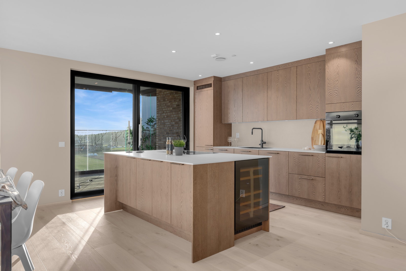 med intrigerte hvitevarer og vinlagringsskap Galleribilde