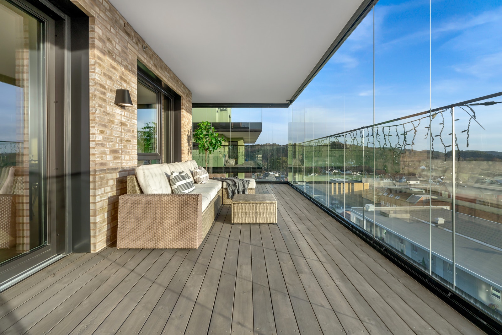 Stor flott innglasset terrasse. Glassene kan skyves til side og åpnes opp. Galleribilde