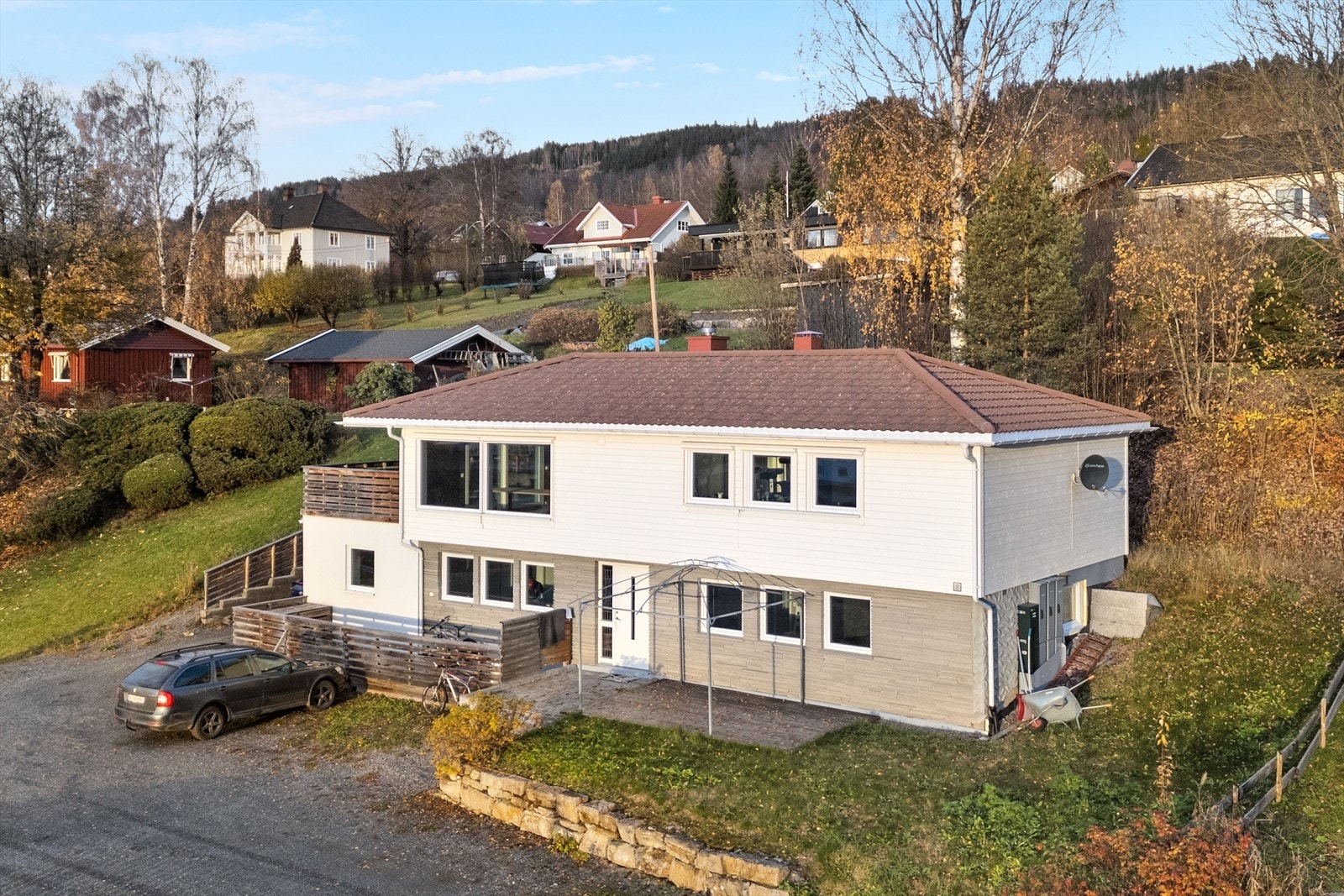 Dronebilde av fasade, to leiligheter i underetasjen. Galleribilde