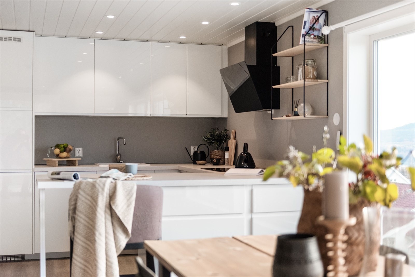 Innbydende kjøkken med integrerte hvitevarer. Galleribilde