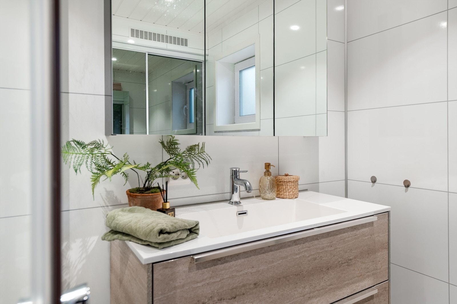 Moderne innredning med god oppbevaring i skuffer. Galleribilde