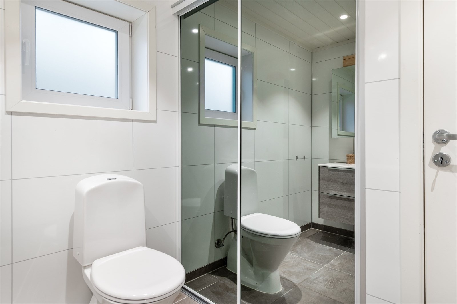 Skyvedør med tekniske installasjoner og vaskemaskin skjult. Galleribilde