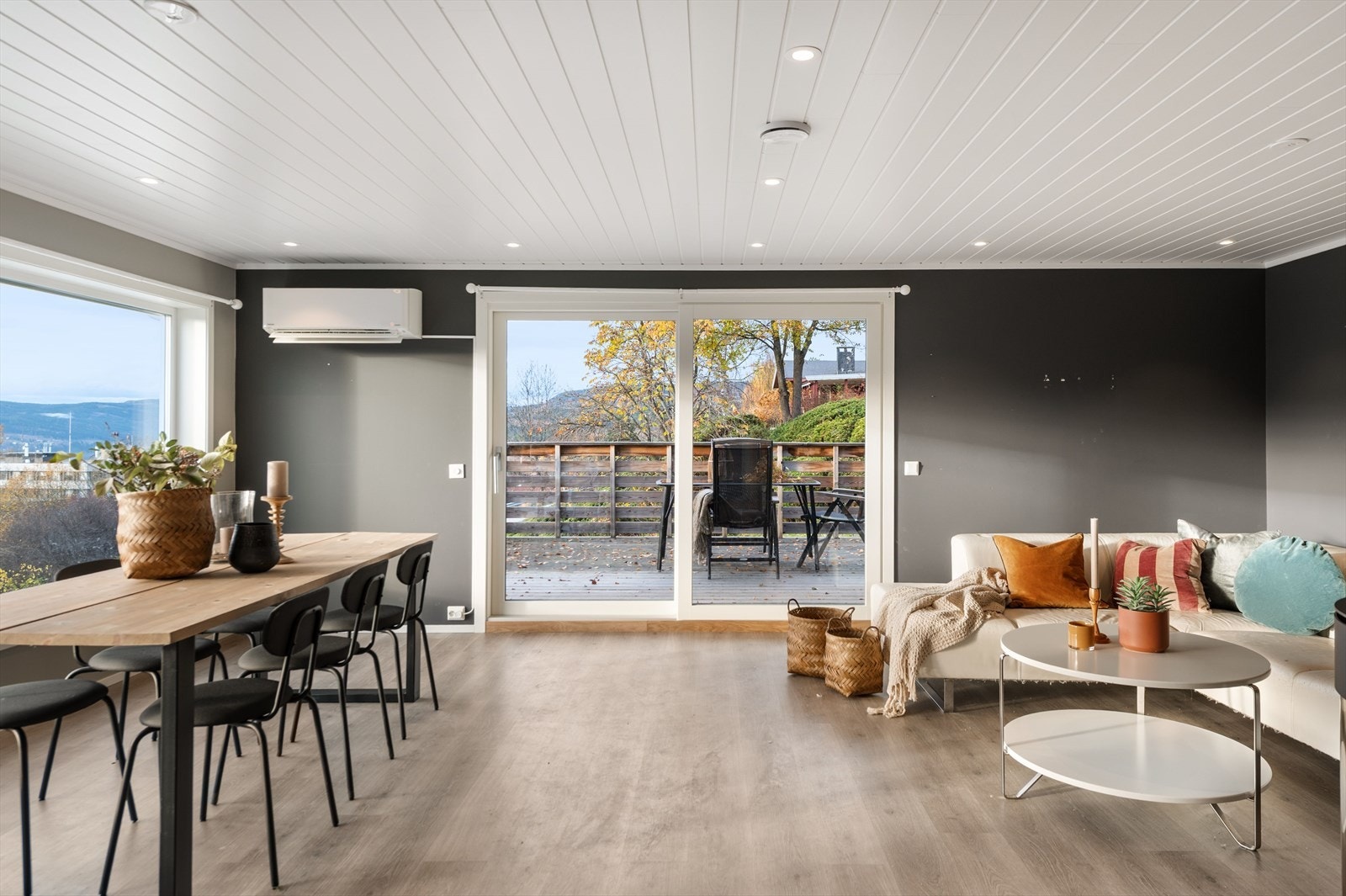 Romslig stue med flere møbleringsmuligheter. Utgang til terrasse via skyvedør. Galleribilde