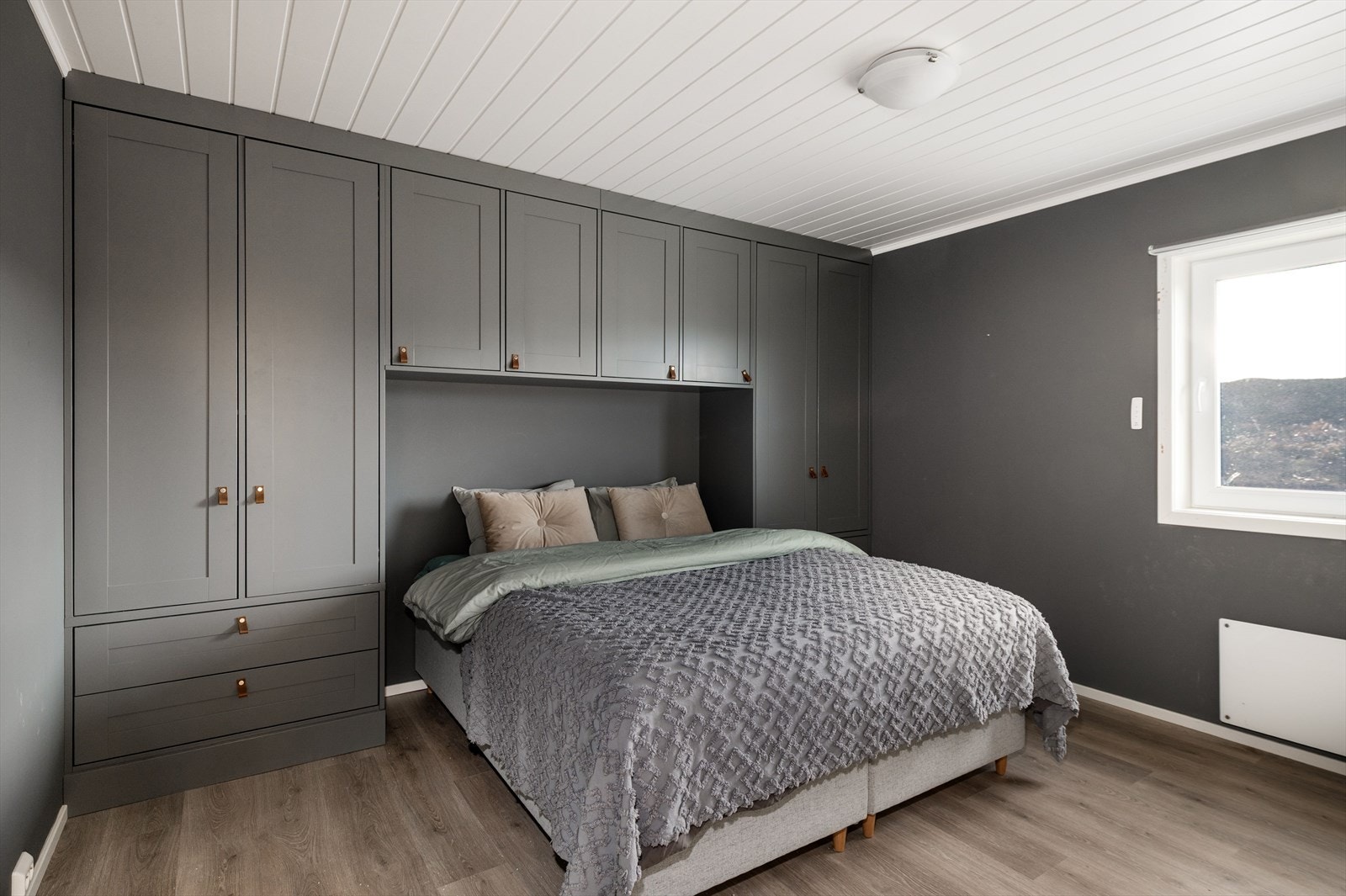 Hovedsoverom med eksklusiv plassbygget innredning av lokal møbelsnekker. Galleribilde