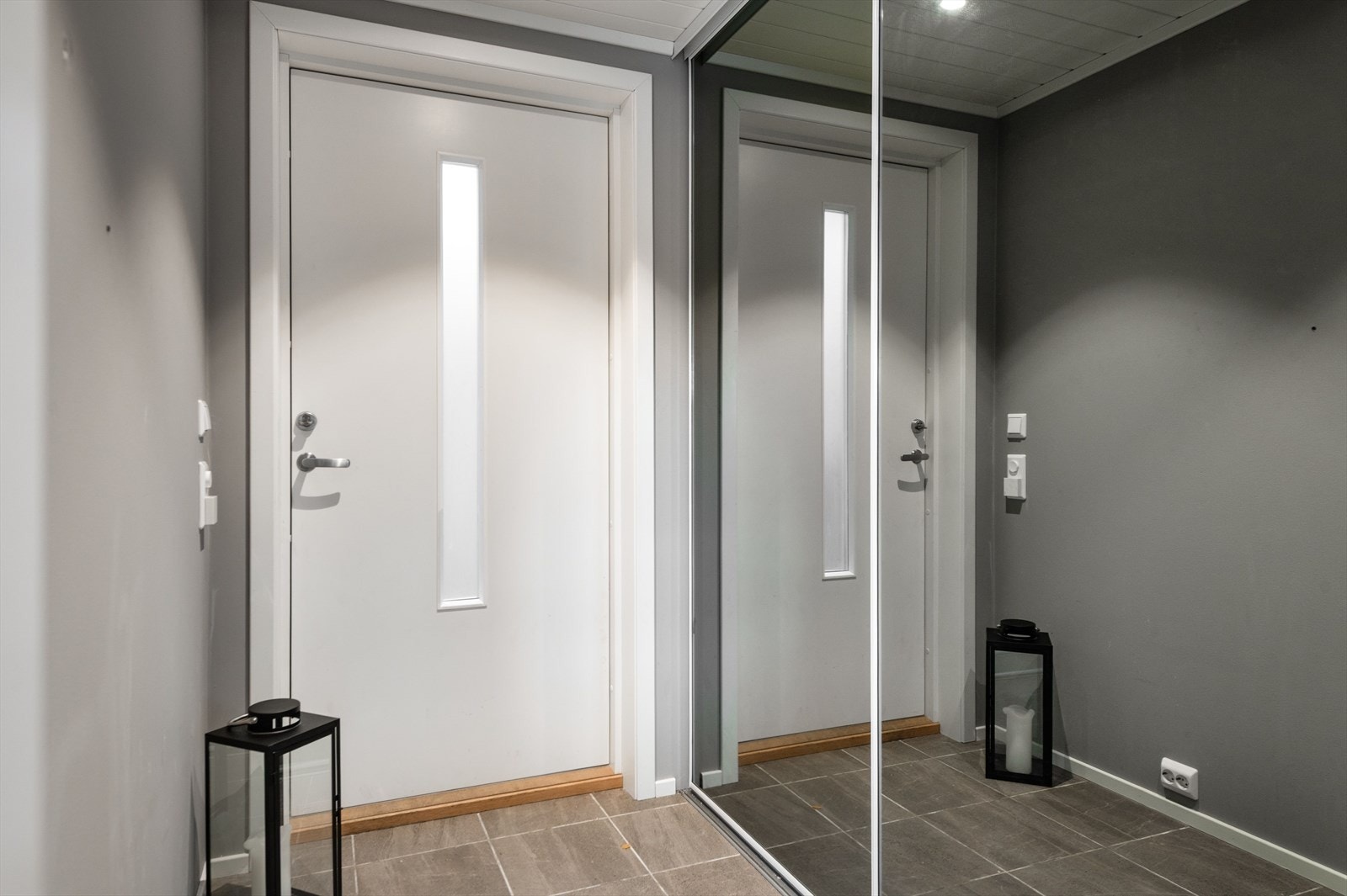 Hyggelig entré med skyvedørsgarderobe. Flislagt gulv med varme og downlights i himlingen. Galleribilde