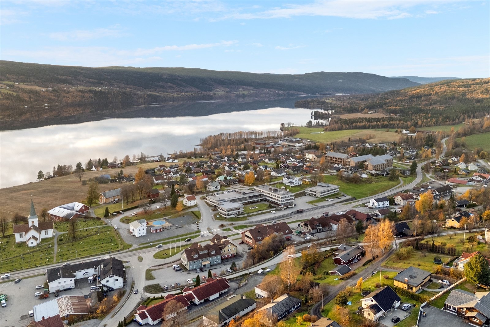 Hov sentrum og Randsfjorden i bakgrunnen. Galleribilde