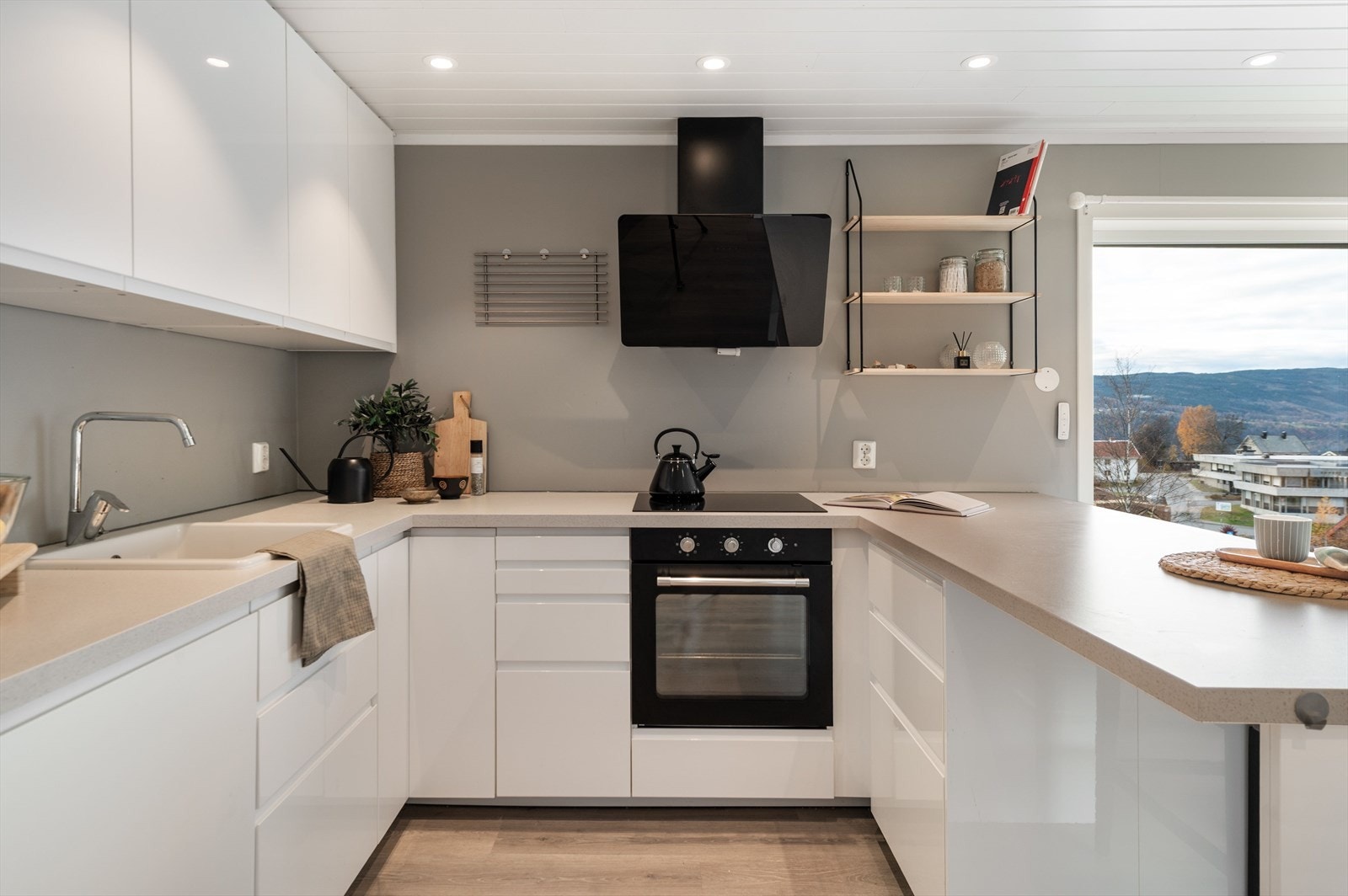 Generøst med skap- og benkeplass. Galleribilde