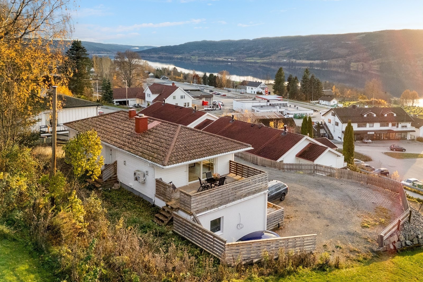 Gruset gårdsplass med gode parkeringsmuligheter. Galleribilde