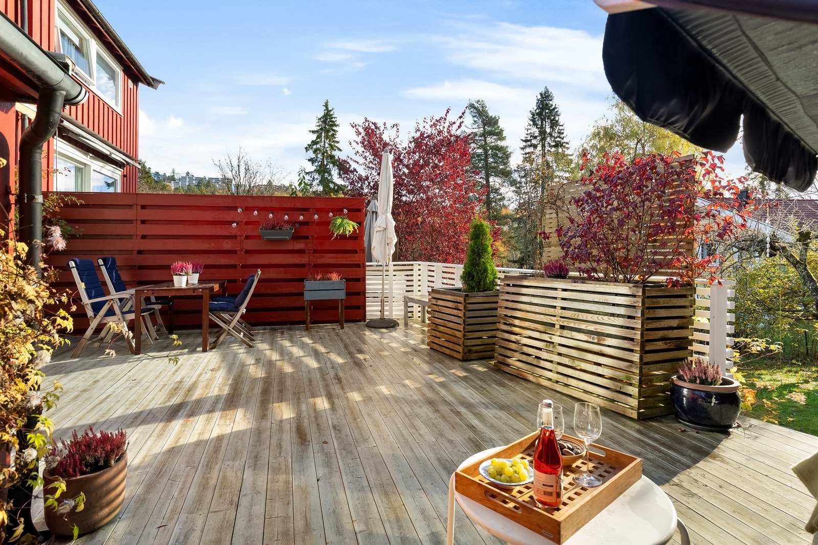 Boligen forlenges av en solrik terrasse på 35 kvm. Galleribilde