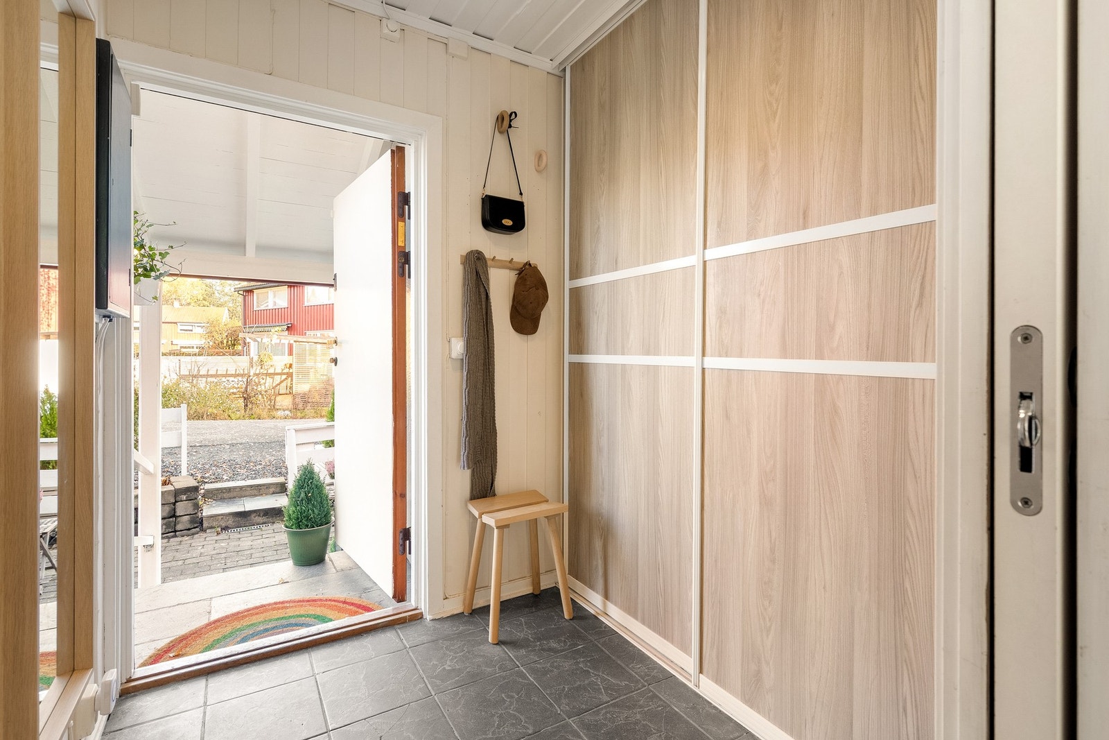 Lys entré med skyvedørsgarderobe. Galleribilde