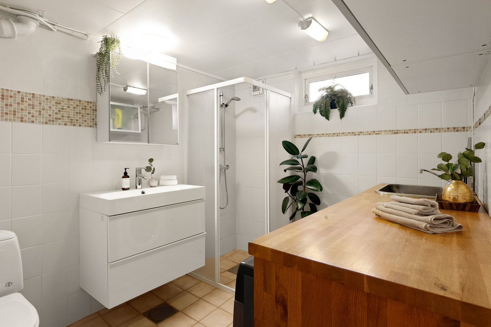 Varmekabler i gulvet gir behagelig varme, og både elektrisk vifte og luftespalte ved døren sikrer god ventilasjon. Galleribilde