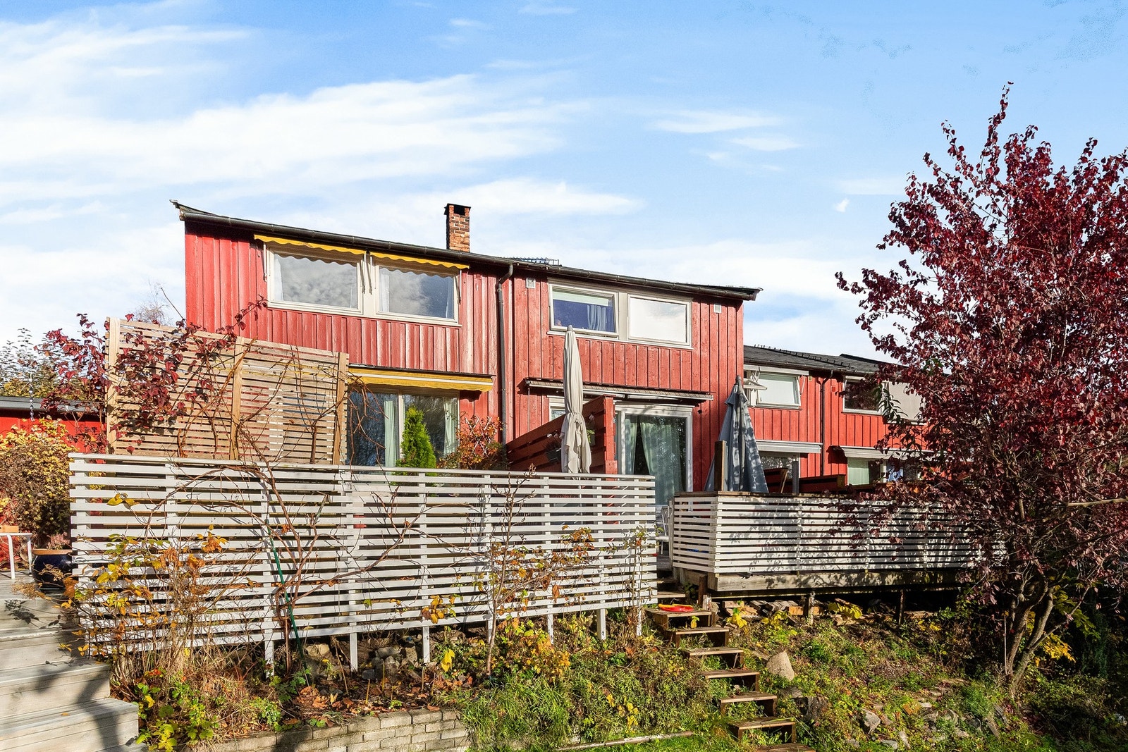 Eiendommen har en svært attraktiv beliggenhet i et stille og rolig boligområde i Hesteskoen, helt i starten av rekken. Galleribilde