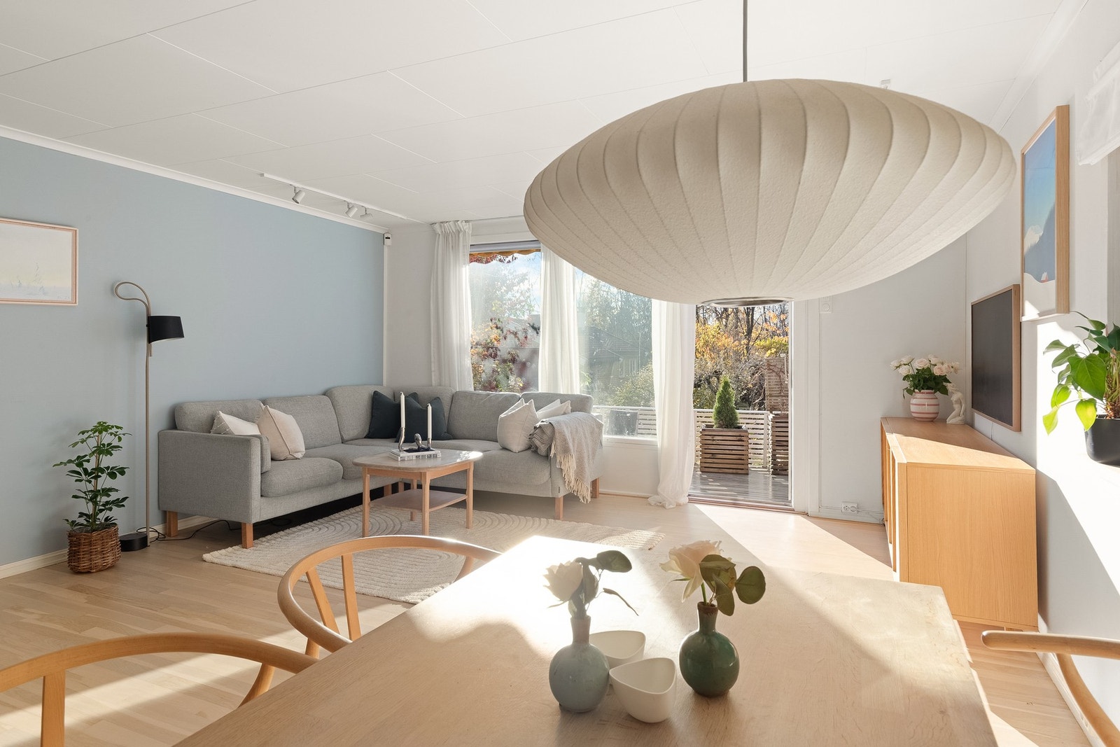 Lys og delikat stue med utgang til terrassen. Galleribilde