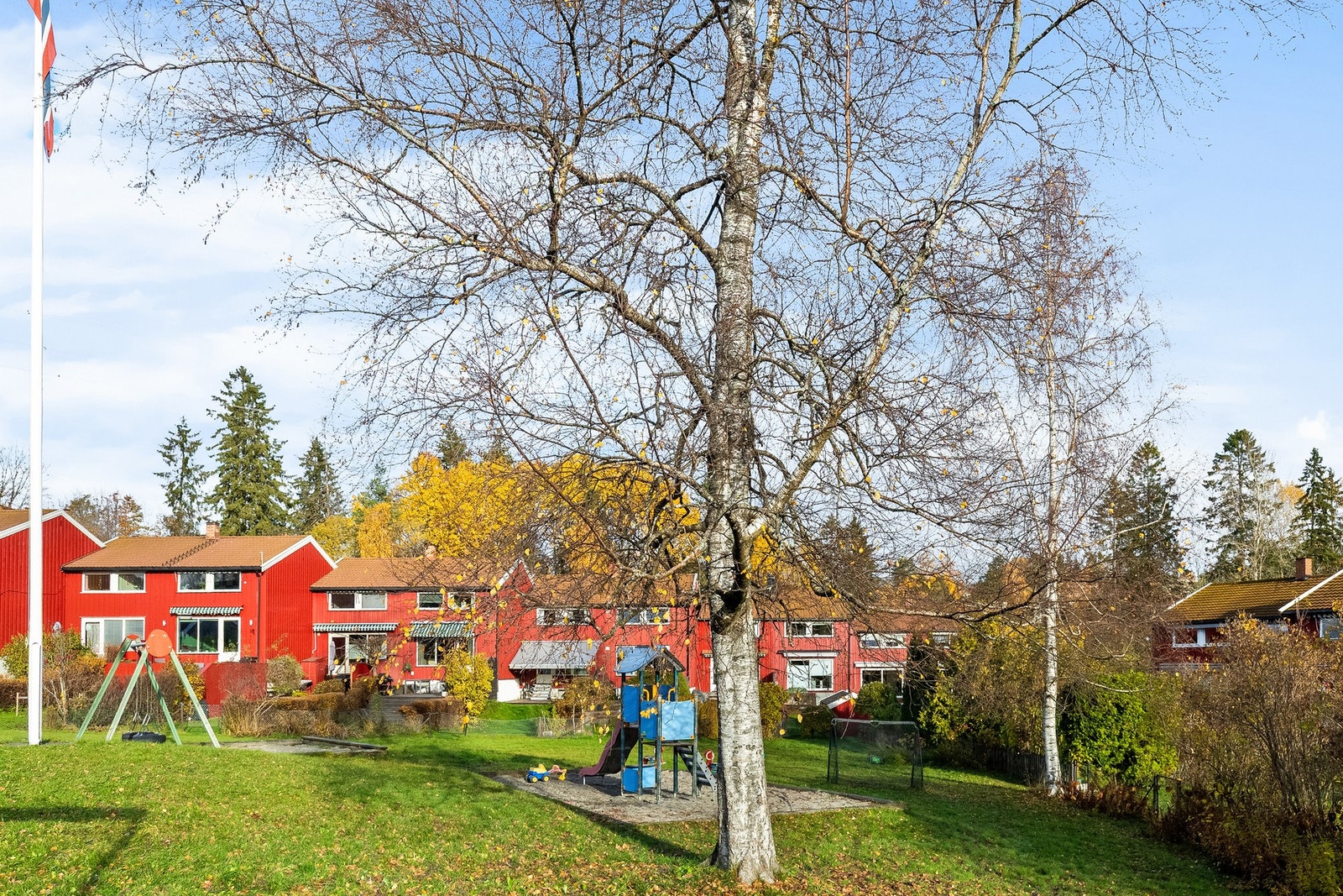 Like ved boligen - i området kjent som "hesteskoen" - ligger en populær lekeplass som fungerer som samlingspunkt for barnefamiliene. Galleribilde