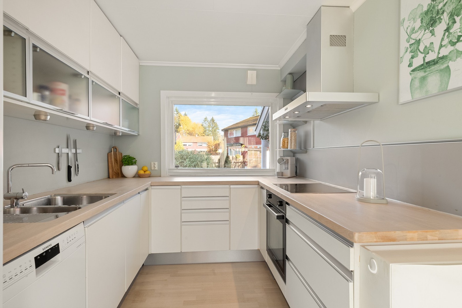 Kjøkkenet byr på rikelig med både skap- og benkeplass, og har en funksjonell utforming som gjør matlagingen enkel og effektiv. Galleribilde