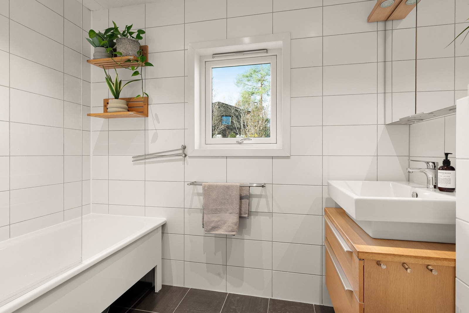 Et stilrent og tidløst bad fra 2007 som gir et delikat inntrykk. Galleribilde