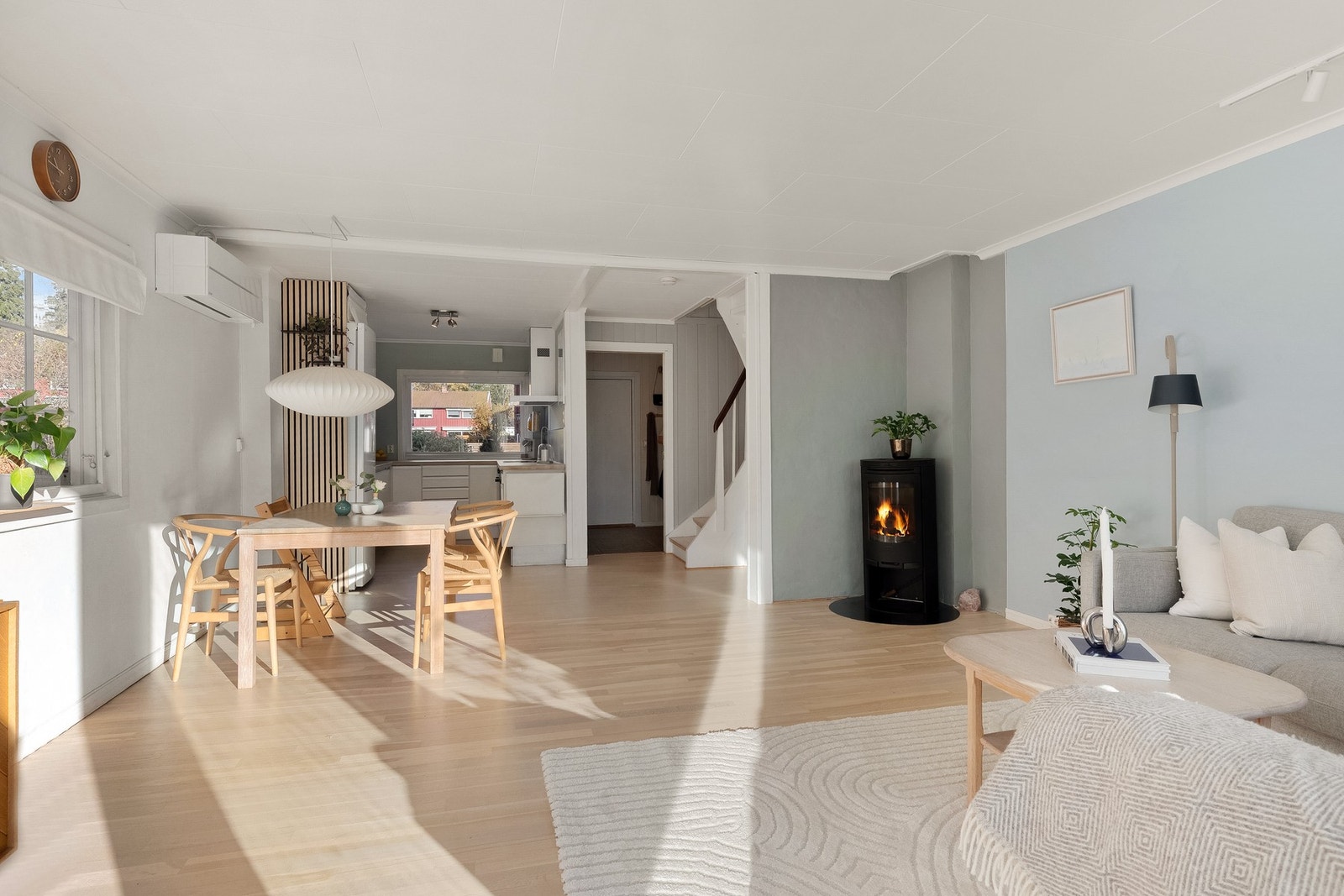 I tillegg er det satt inn en peisovn som bidrar til varme på kalde høst- og vinterdager. Galleribilde