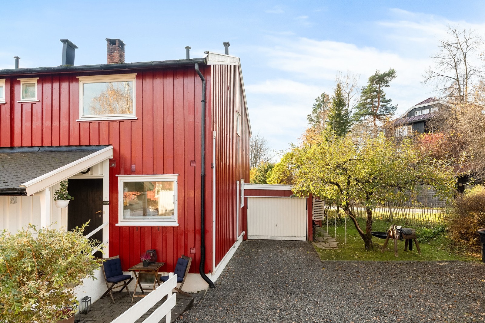 Boligen disponerer en garasje og biloppstillingsplass. Galleribilde