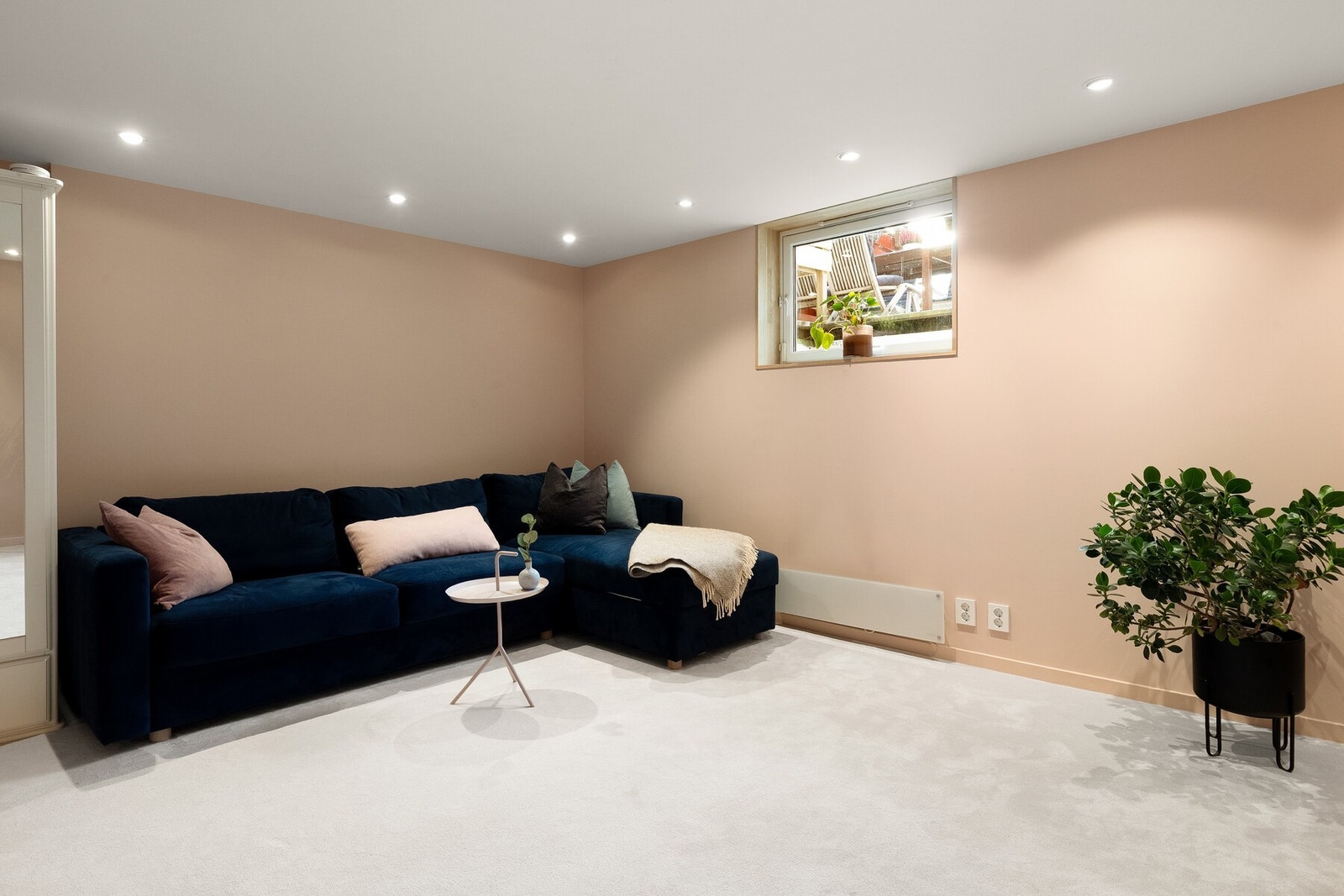 Rom benyttet som kjellerstue, innredet i 2022. Galleribilde