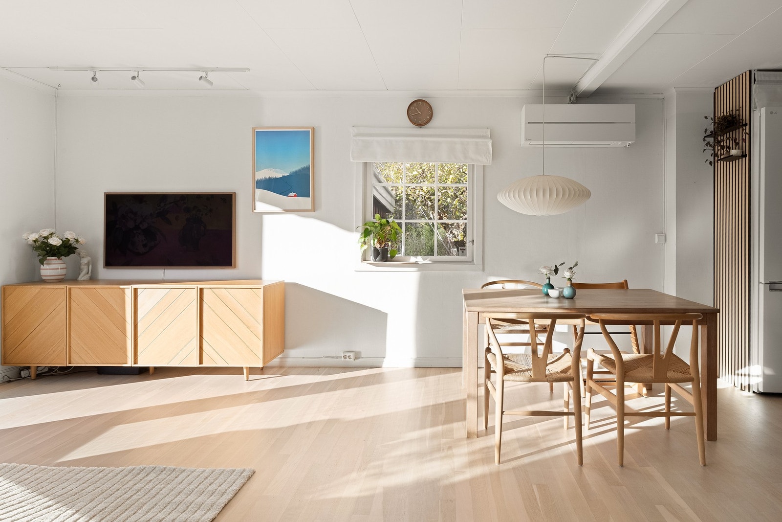 Det er montert luft til luft varmepumpe i stue. Galleribilde