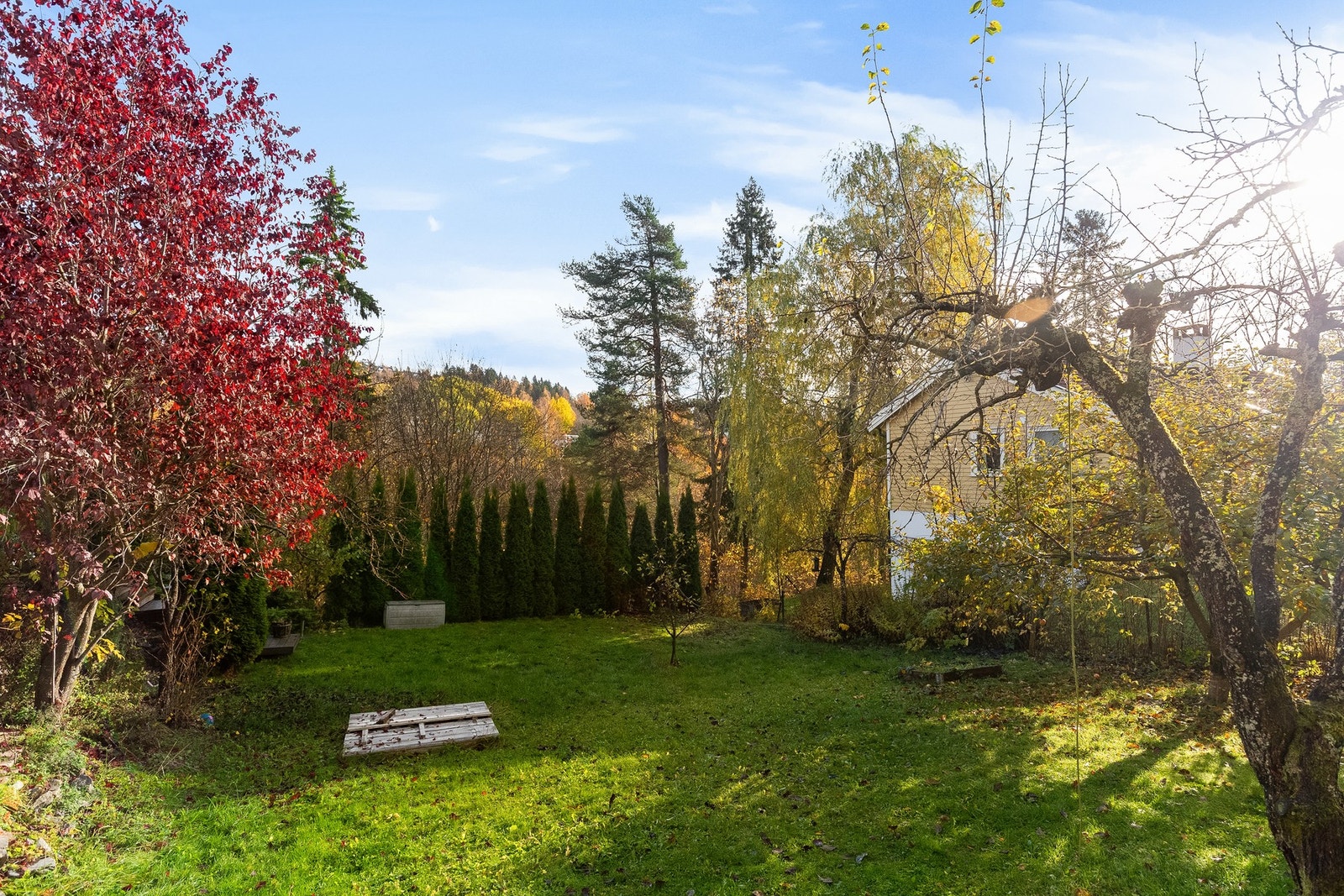 Hagen er fellesareal, men eierne av rekkehusene benytter hagene innenfor sine naturlige avgrensninger. Galleribilde
