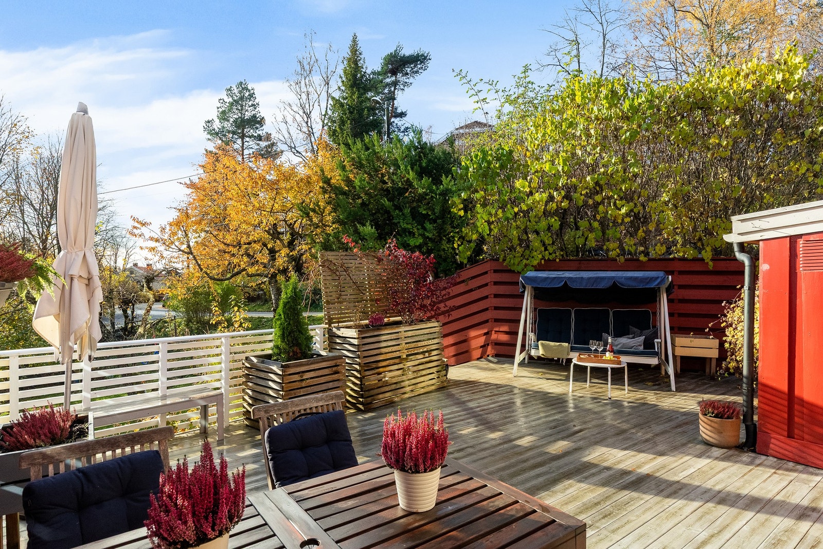 Her er det rikelig med plass til både loungemøbler, spisebord og grønne innslag som skaper en innbydende ramme rundt utelivet. Galleribilde