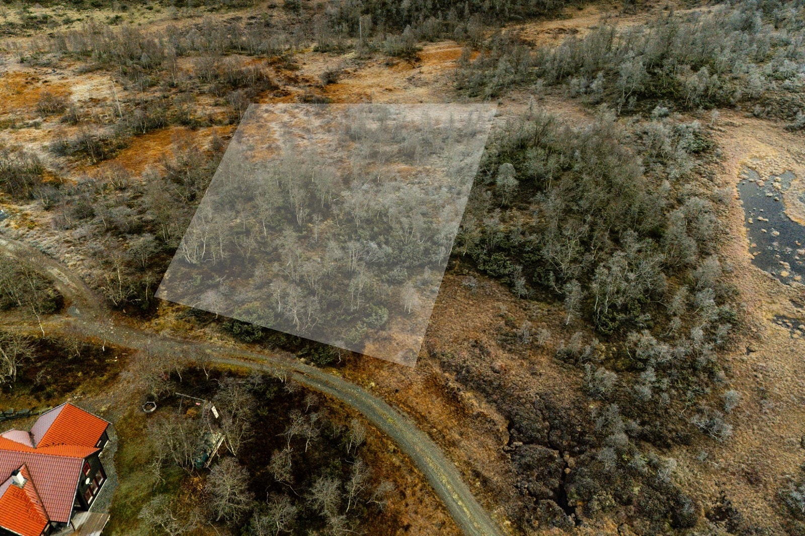 På sommeren kan du kjøre helt frem til tomten, og eiendommen disponerer to parkeringsplasser Galleribilde