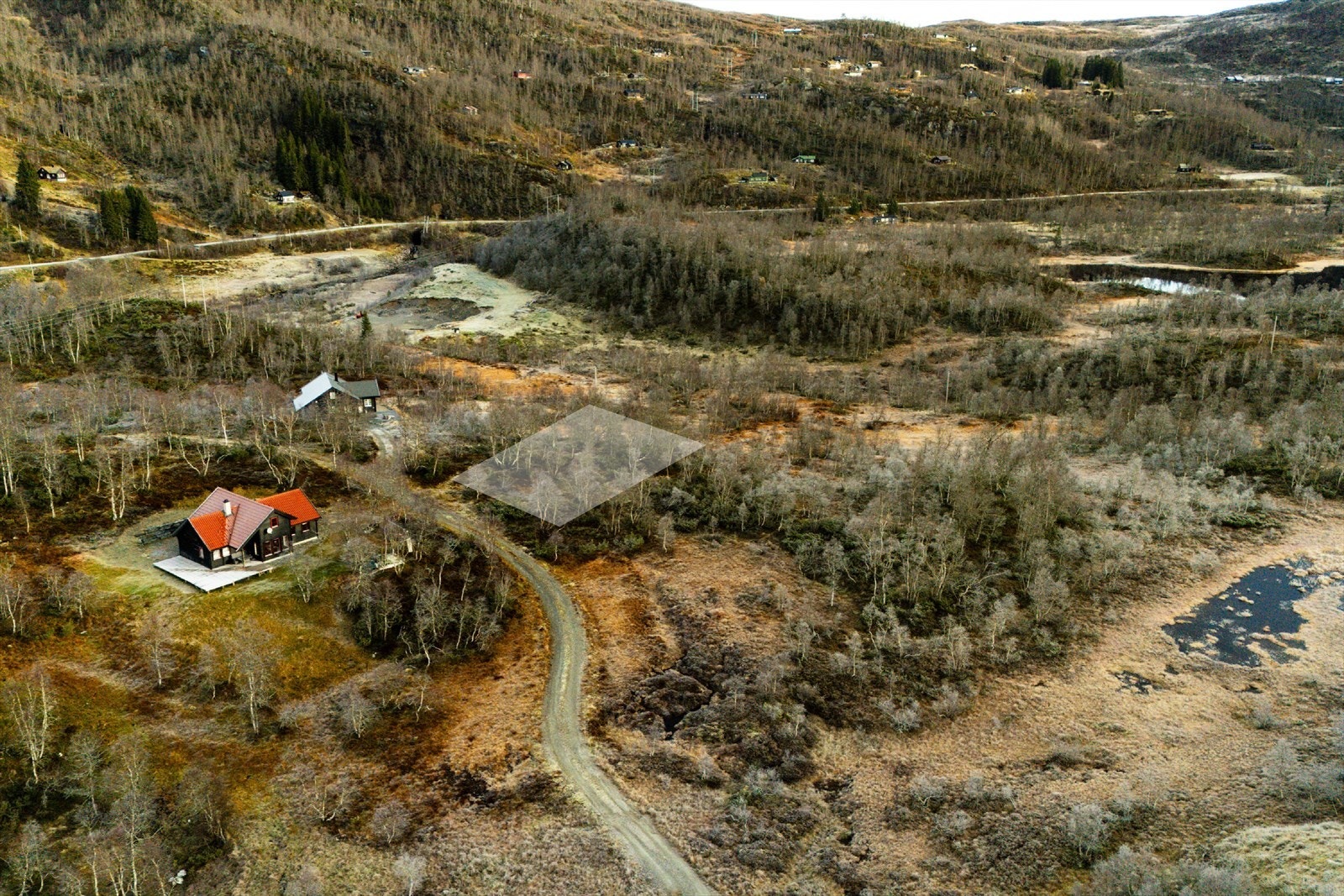 Bergen by er innen rekkevidde, med en kjøretid på ca. 1 time og 30 minutter, noe som gjør Vierdalen 40 til et ideelt sted for de som ønsker å kombinere naturskjønn beliggenhet med nærhet til byens fasiliteter. Galleribilde