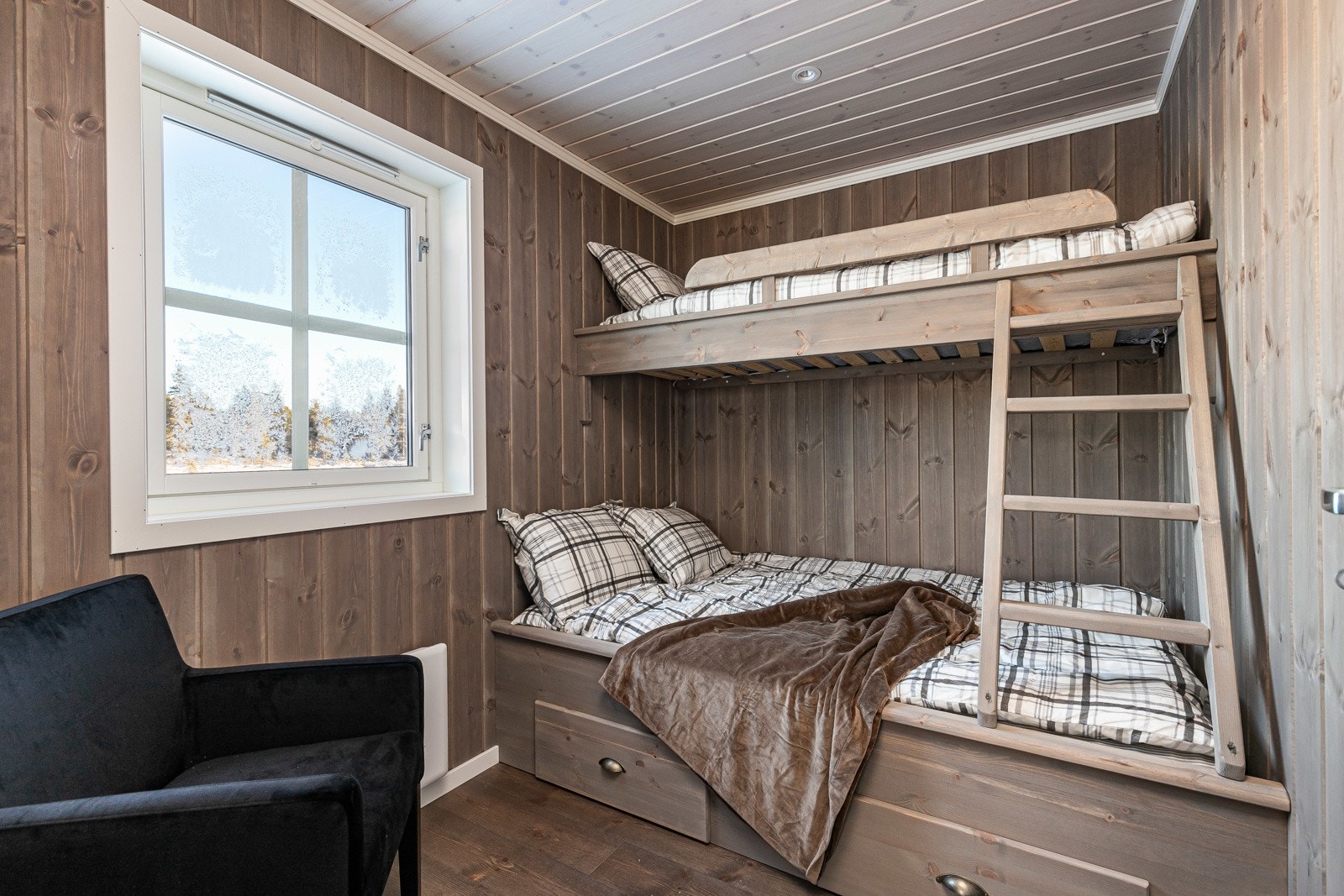 Fritidsboligen får tre gode soverom. Plassbygde senger medfølger ikke. Bildet er kun for å vise leveranse, det er ikke av selve hytta. Galleribilde