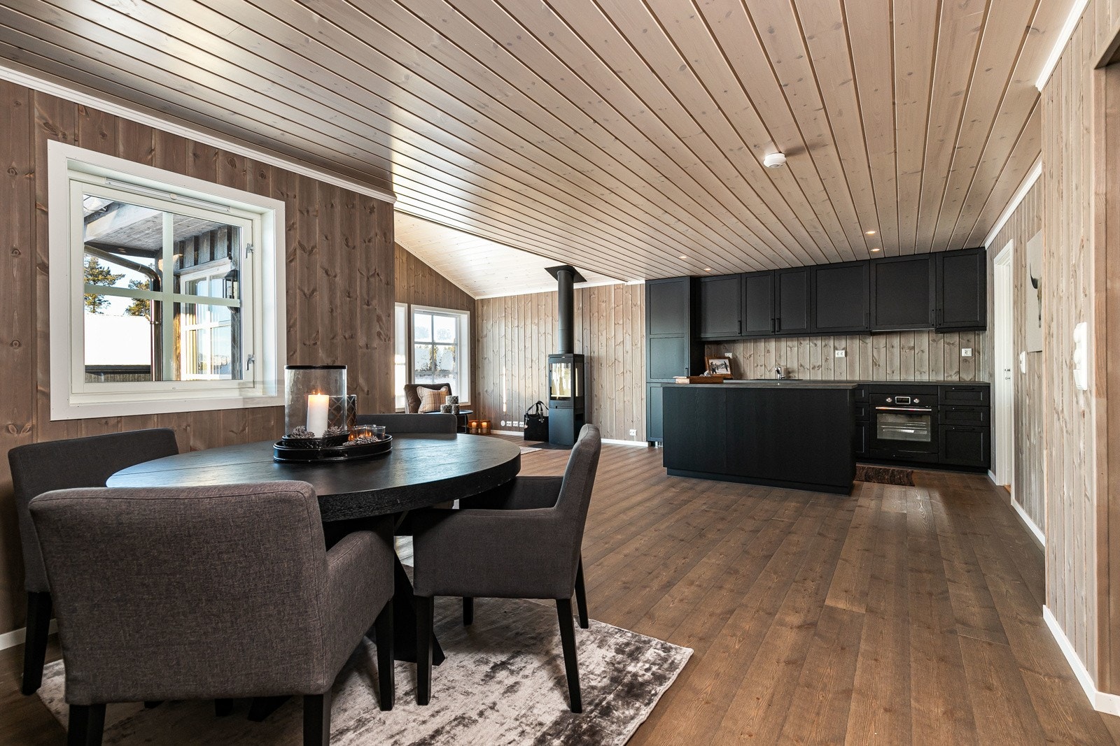 Mellom stue og kjøkken blir det montert en peis som gir rikelig med varme og hygge. Bildet er kun for å vise leveranse, det er ikke av selve hytta. Galleribilde