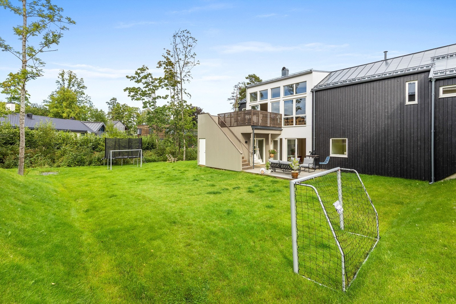 Boligen går over 2 plan og inneholder 5 soverom, 2 bad, kjøkken, stue, TV-stue og entré. Boligen har, i tillegg til hage, 2 uteplasser med gode solforhold. Stor dobbel garasje med tilgang fra boligens entré. Galleribilde