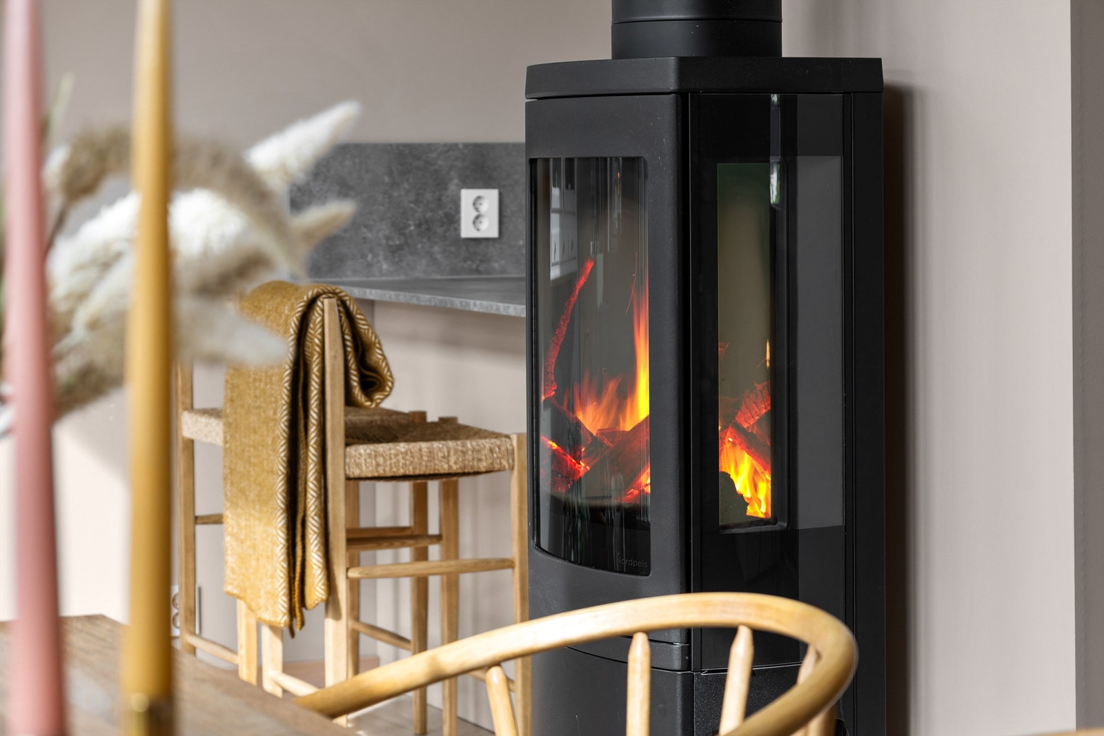 Moderne peisovn i stua for ekstra varme og hygge på kjølige kvelder. Galleribilde