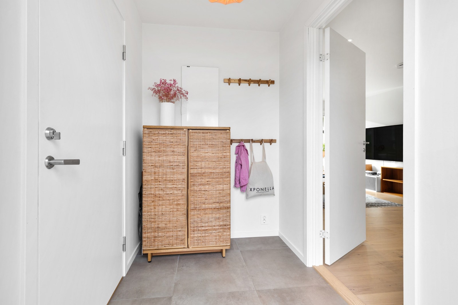 Fra entreen kommer du deg tørrskodd til garasjen og til TV-stuen. Galleribilde