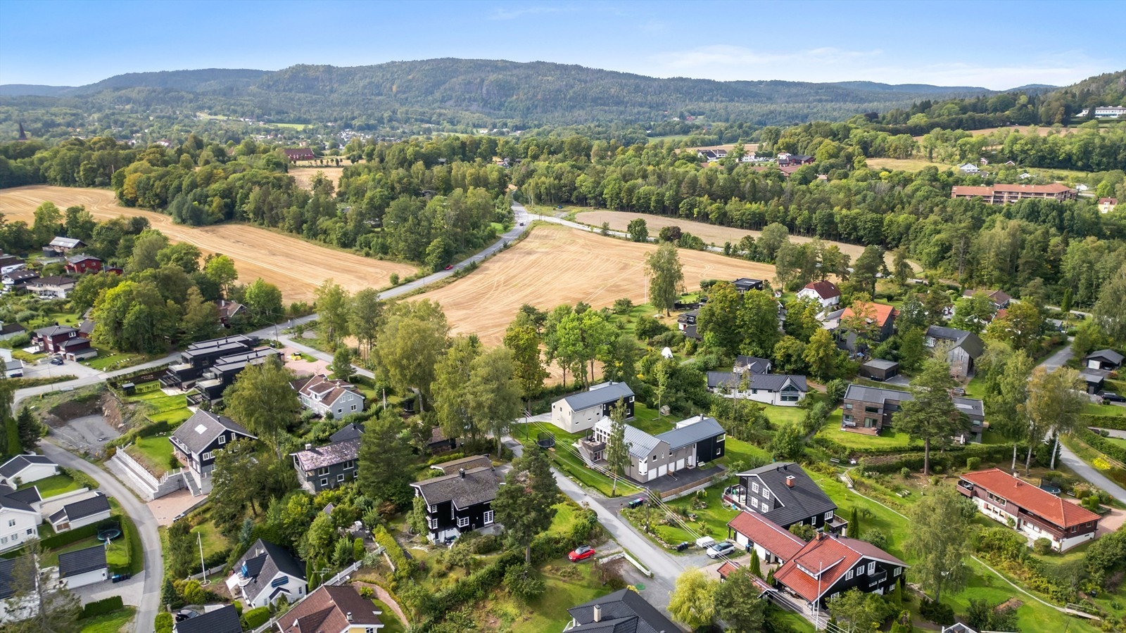 For de som er aktive, er det kort vei til kunstgressbanen på Asker stadion (Føyka), Askerhallen som kombinerer idretts- og ishall, og Risenga svømmehall som har fasiliteter for hele familien. Galleribilde