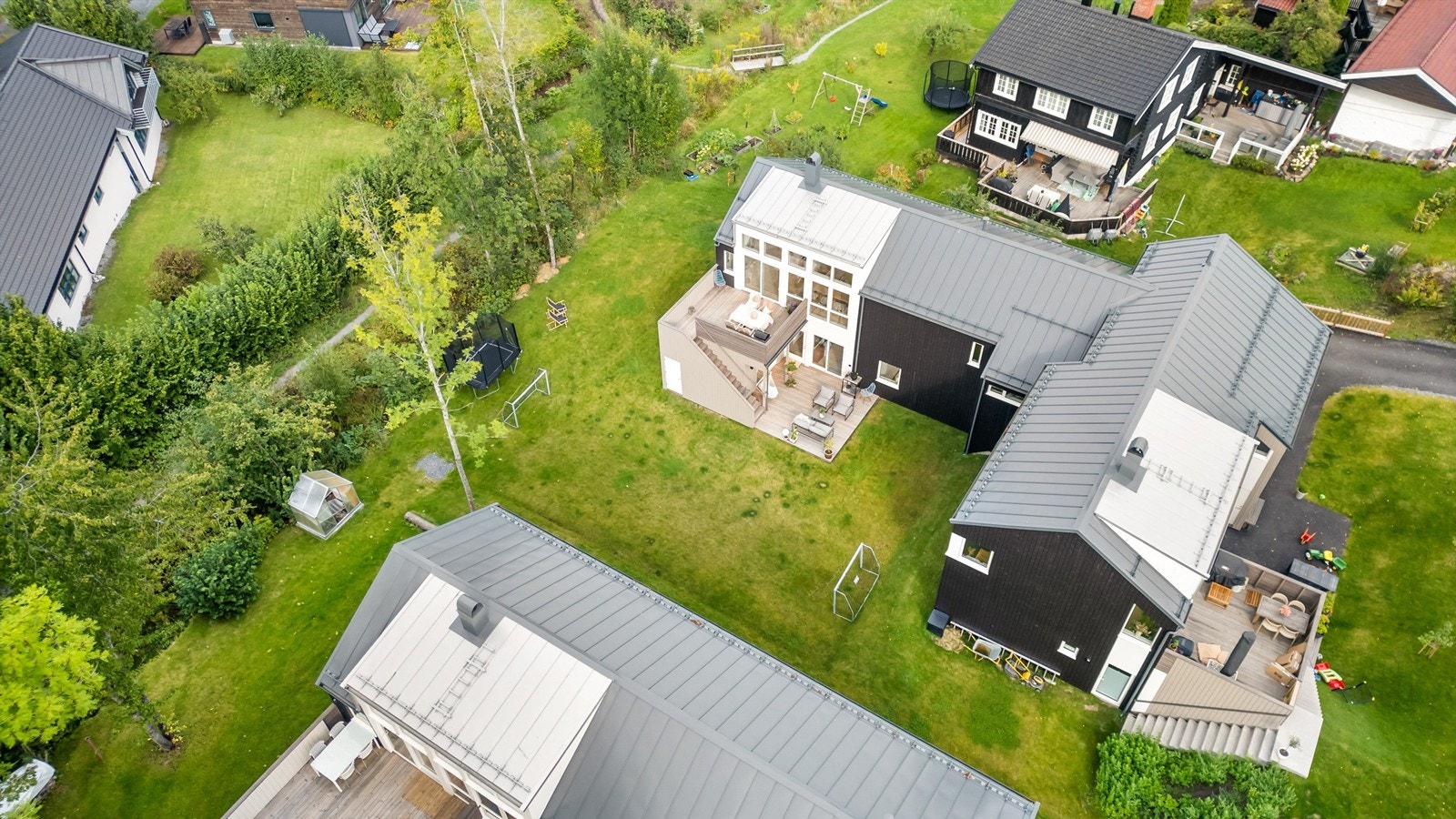 Eiendommen ligger i et attraktivt og meget sentralt boligområde i nærheten av Asker sentrum, på Høn. Området tilbyr utmerket offentlig kommunikasjon med både buss og tog, og har et bredt utvalg av servicetilbud. Galleribilde