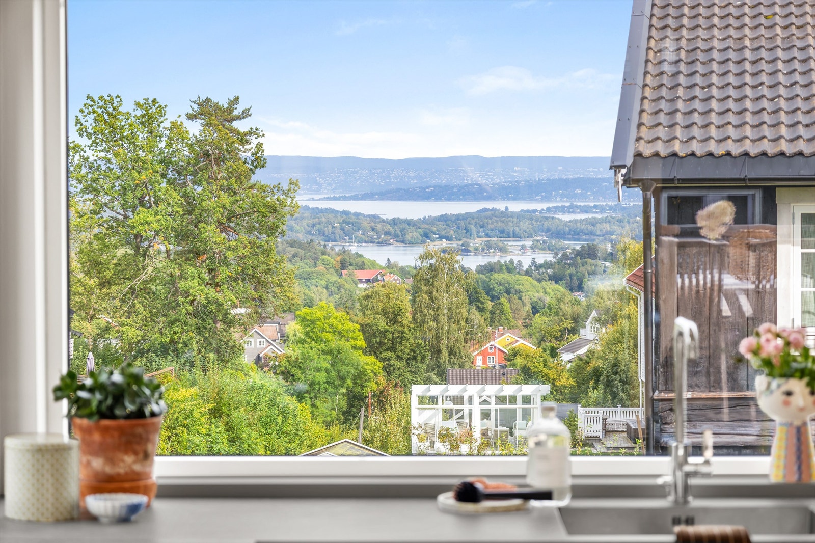 Velkommen til Hønskollen 11A, presentert av Terje Tveit i Krogsveen. Delikat og unik 1/2 tomannsbolig, ny i 2023. Flott fjordutsikt. Populært og barnevennlig område. Svært gode solforhold. Galleribilde