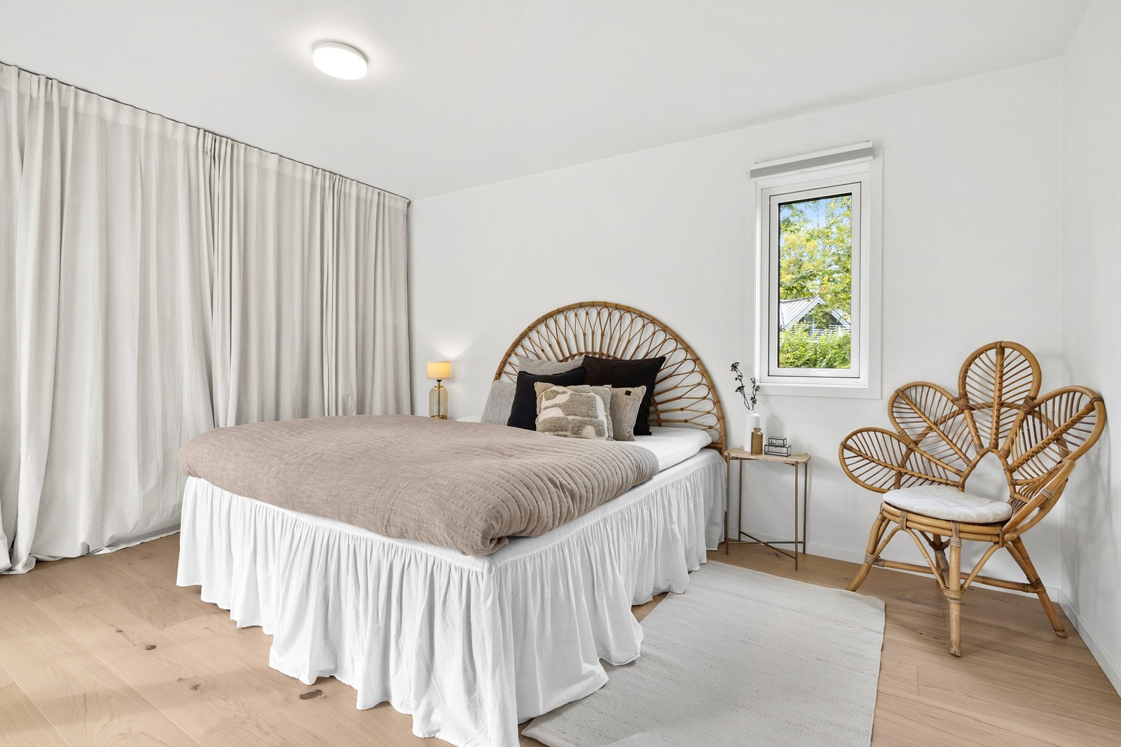 Det er 3 soverom i 1.etasje. Hovedsoverommet er av god størrelse og har plass til dobbeltseng og stort garderobeskap. Fra hovedsoverommet er det utgang til markterrassen. Galleribilde