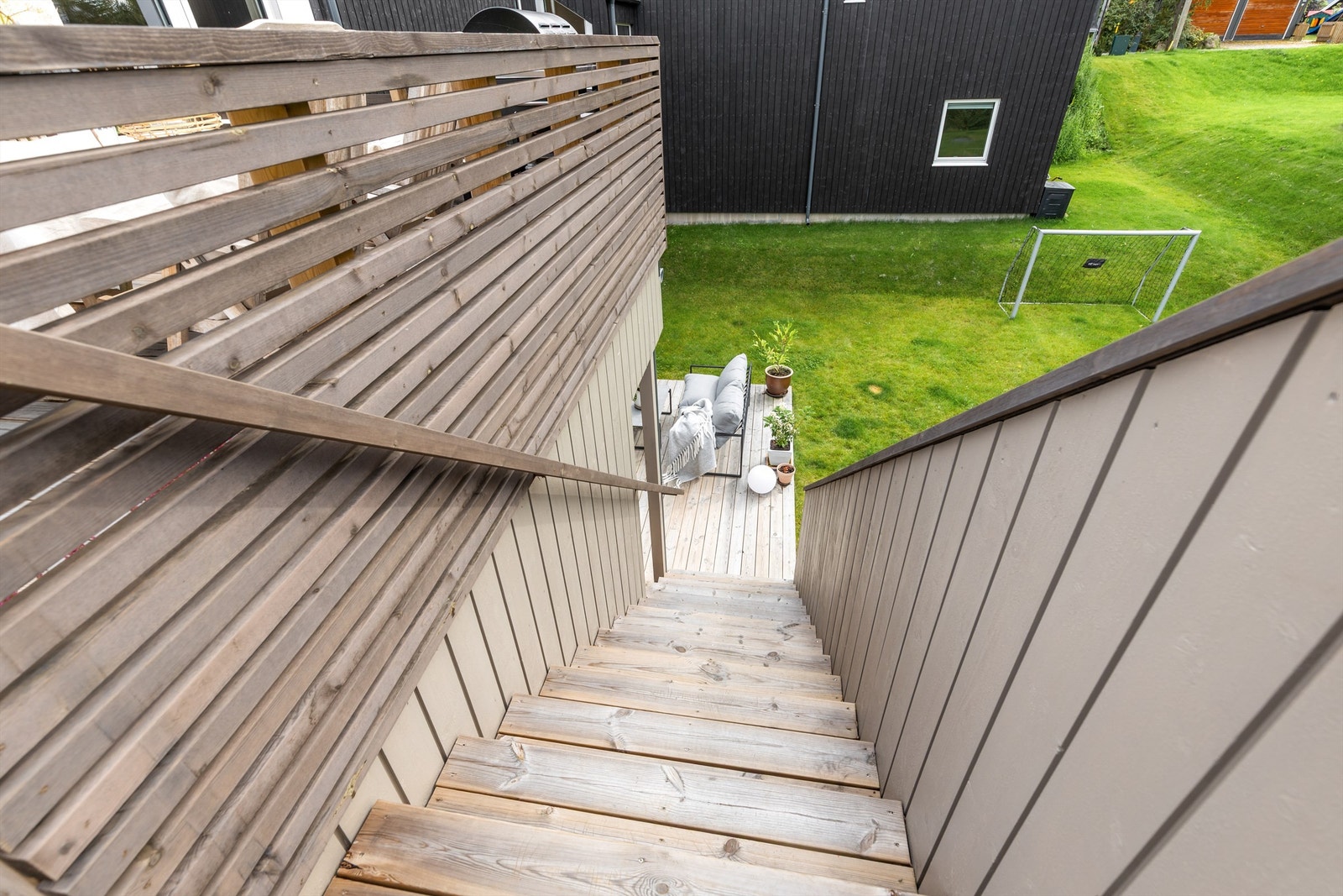 Trappen ned fra altanen til markterrassen og hagen. Galleribilde