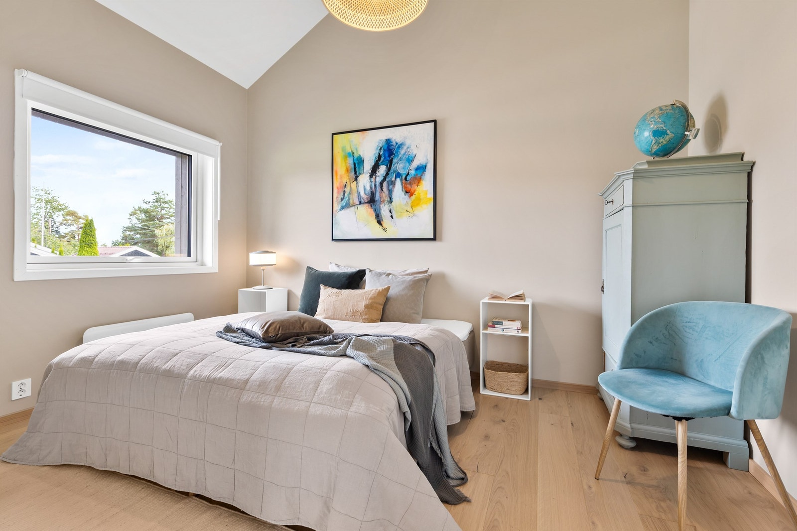 I 2.etasje er det 2 soverom som passer godt som gjesterom, barnerom eller kontor. Galleribilde