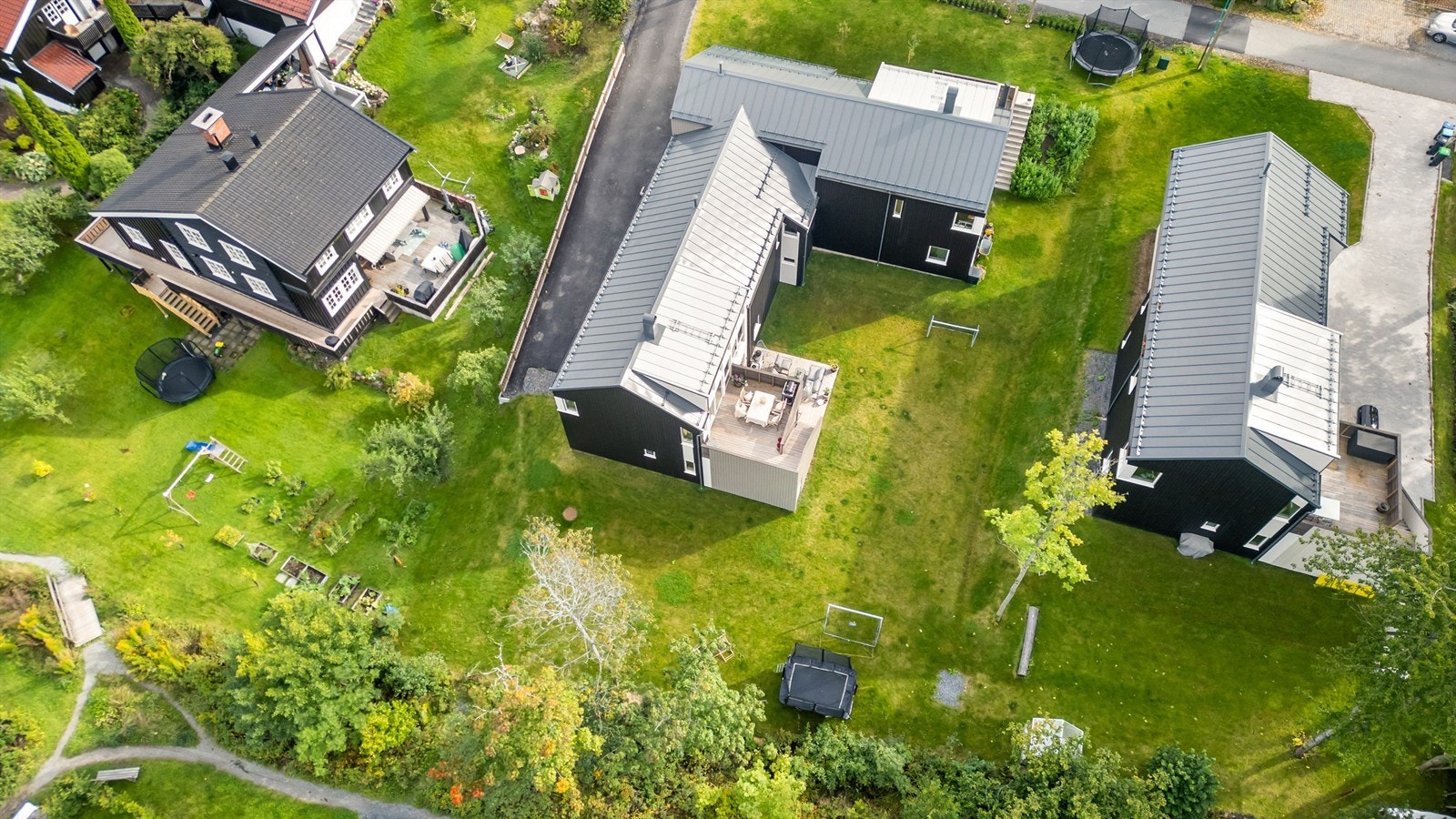 Eiendommen ligger i et attraktivt og meget sentralt boligområde i nærheten av Asker sentrum, på Høn. Området tilbyr utmerket offentlig kommunikasjon med både buss og tog, og har et bredt utvalg av servicetilbud. Galleribilde