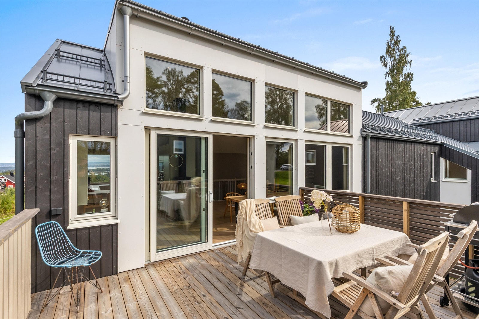 Store vinduer og skyvedør åpner opp mot en herlig, romslig altan. Galleribilde