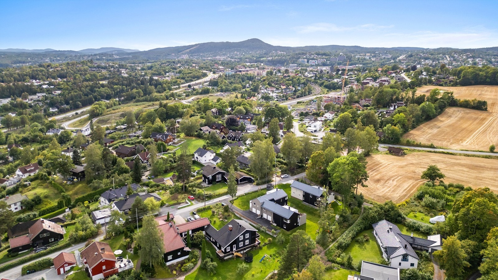 Rett utenfor døren finnes et stort nettverk av gang- og sykkelstier, som gir enkel tilgang til både marka og lokale shoppingmuligheter. Asker tilbyr et moderne handelssentrum med spennende arkitektur, gågater og hyggelige butikkområder. Galleribilde