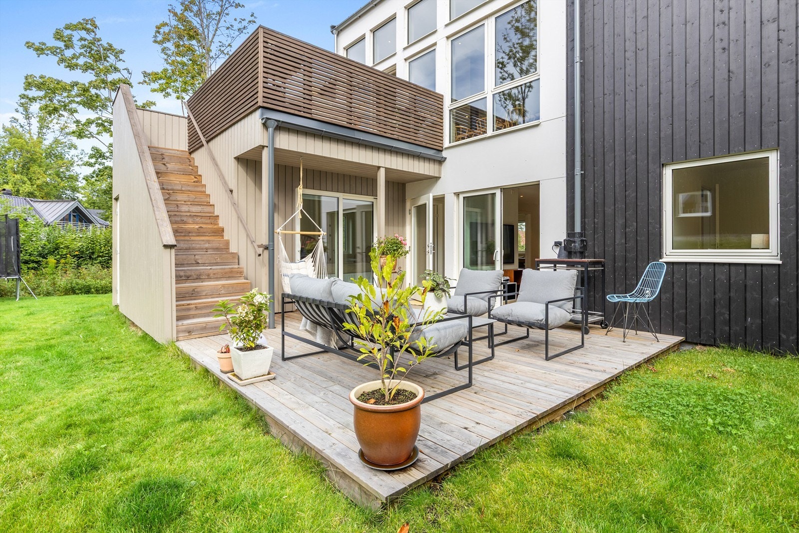 Nyt sommeren på to plan! Stor terrasse mot hagen og egen altan i 2.etasje. Galleribilde