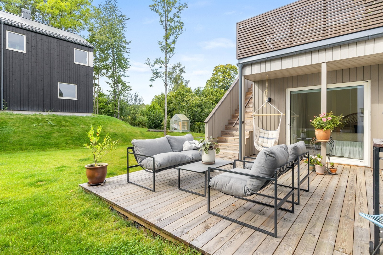 Nyt sommeren på to plan! Stor terrasse mot hagen og egen altan i 2.etasje. Galleribilde